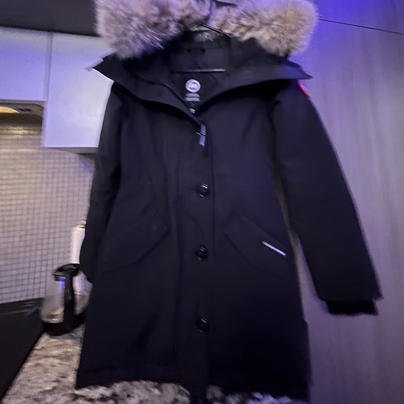 New/barely used Canada Goose Parka perfect for the winter. - Picture 5 of 5